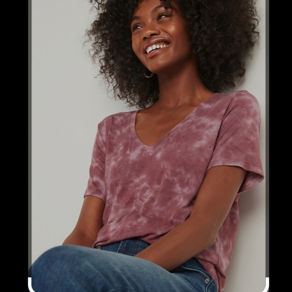 Old Navy luxe v-neck t-shirt - Picture 2 of 5